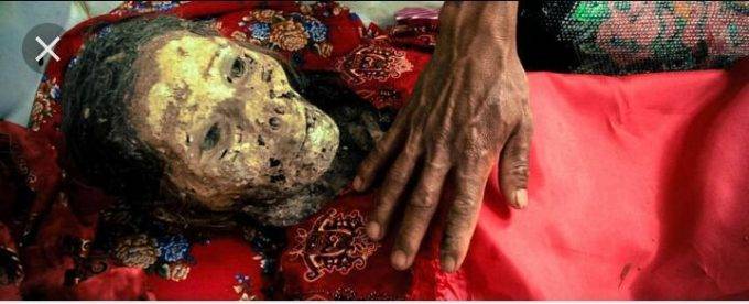 ہر سال مُردوں کو قبروں سے نکالنے والا قبیلہ