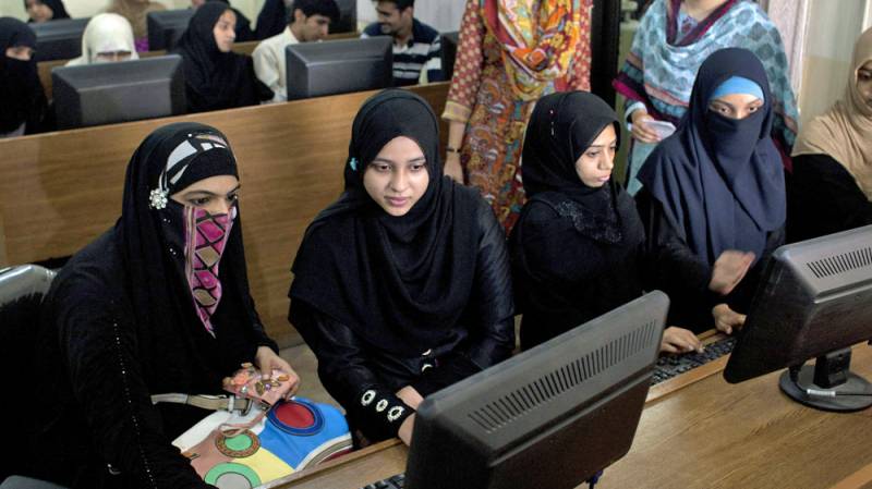 پاکستانی طالب علموں کی اکثریت انٹرنیٹ نشے میں مبتلا