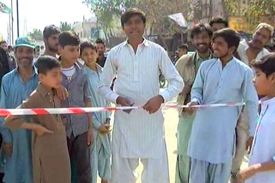 کراچی: وزیر اعلیٰ کے نہ پہنچنے پر بچوں نے فلائی اوور کا افتتاح کر ڈالا