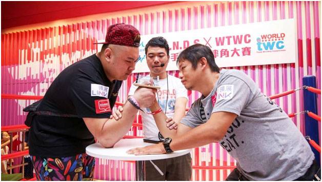 ہانگ کانگ: انگوٹھے کی دلچسپ ورلڈ ریسلنگ کا مقابلہ