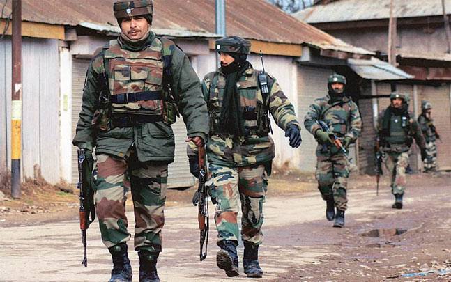 قابض بھارتی فوج اور مسلح کشمیریوں میں جھڑپ آٹھ افراد شہید