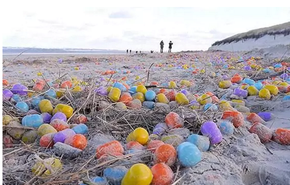 جرمنی کے ساحل پر ہزاروں رنگ برنگے انڈے دیکھ کر حیران