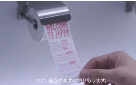 جاپانی ائیر پورٹ پر سمارٹ فون کی سکرین صاف کر نے کے لیے ٹوائلٹ پیپر