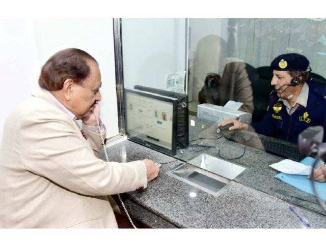 صدر ممنون حسین نے نیا ڈرائیونگ لائسنس حاصل کر لیا
