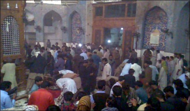 سیہون شریف بم دھماکا، زائرین پولیس کا گھیرا توڑ کر مزار کے احاطے میں داخل