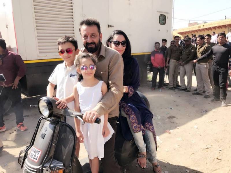 سنجے دت بیوی بچوں کو سکوٹر پر آگرہ دکھانے نکل پڑے 