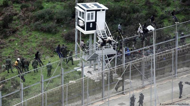  تارکین وطن سرحد پر نصب گیٹ توڑ کر سپین میں داخل ہو گئے