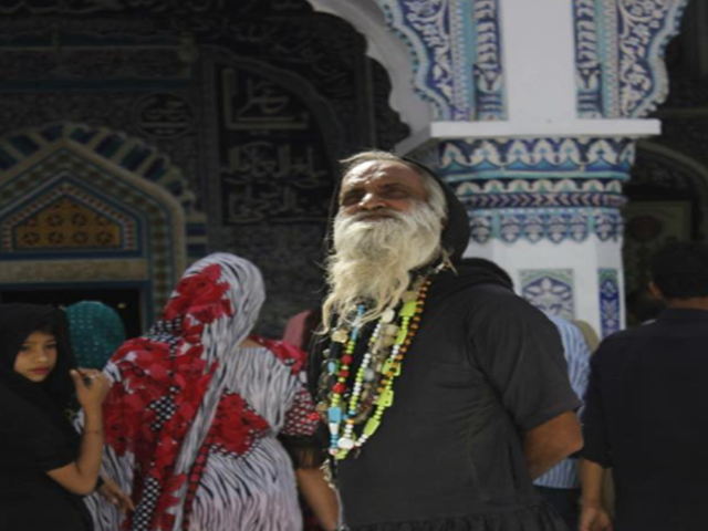 صوفی ازم کے شوق نے تعلیم یافتہ امریکی شہری کو مزار کا دربار ی بنا دیا 