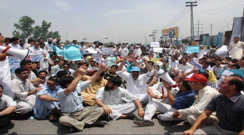 اینٹی کرپشن اہلکاروں کے ہاتھوں نائب صدر کی پٹائی ،ینگ ڈاکٹرز پھر ہٹ دھرمی پر اُترآئے