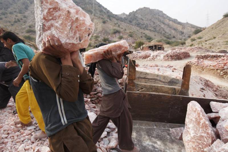 میانوالی: کالا باغ میں نمک کی کان گر گئی، 2 مزدور ملبے تلے دب گئے