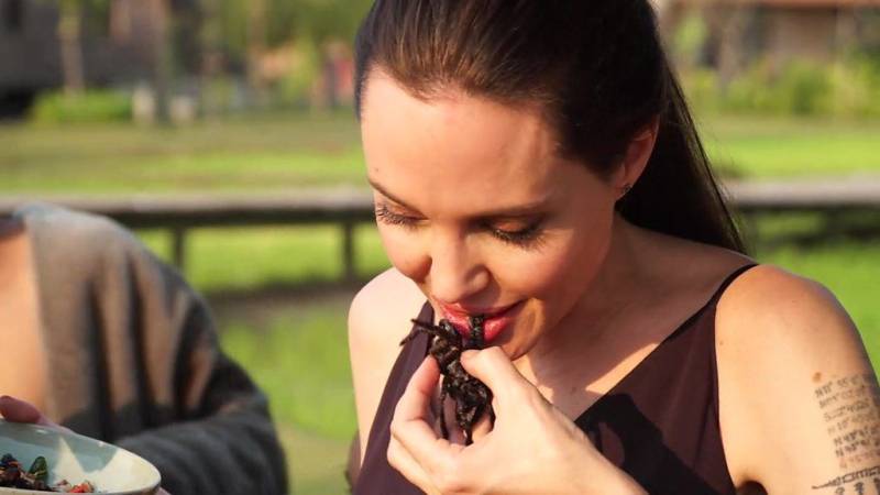 اینجلینا جولی نے کیڑے مکوڑے کھا کر دنیا کو حیران کر دیا 