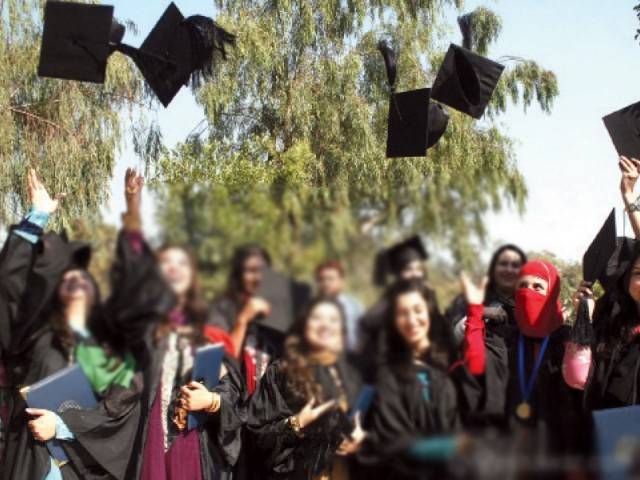 خیبر میڈیکل یونیورسٹی پشاورکے تیسرے کانووکیشن میں گولڈ میڈلز کی بارش 