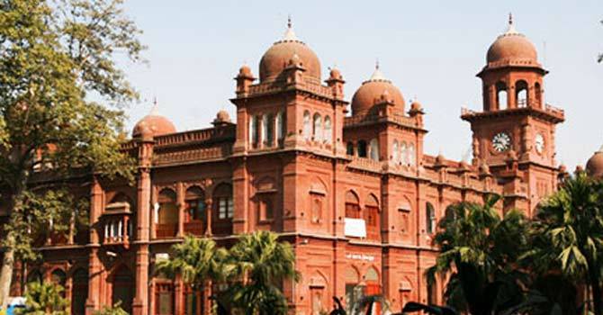 پنجاب یونیورسٹی سے 36 ریٹائرڈ پروفیسرز کو فارغ کر دیا گیا 