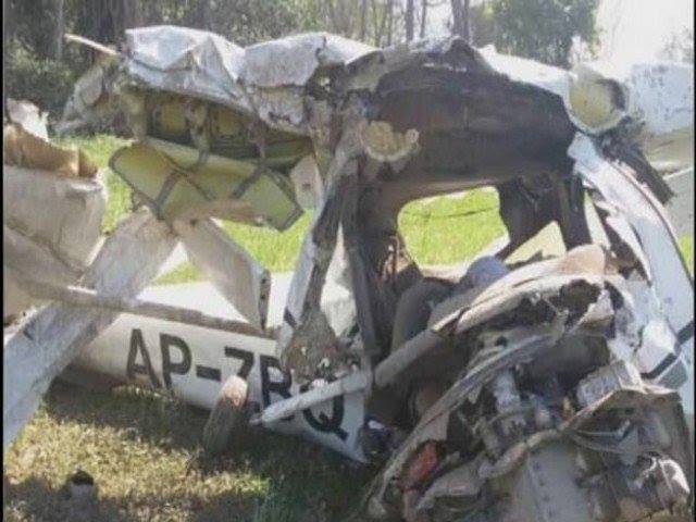 فیصل آباد ایئر پورٹ پر نجی فلائنگ کلب کا تربیتی طیارہ گر کر تباہ ،ٹرینی پائلٹ جاں بحق