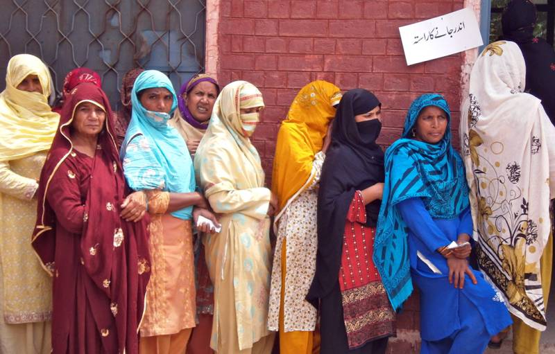 ملک بھر میں ایک کروڑ 21 لاکھ سے زائد خواتین ووٹ ڈالنے سے محروم 