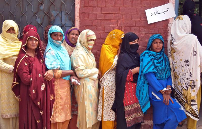 ملک بھر میں ایک کروڑ 21 لاکھ سے زائد خواتین ووٹ ڈالنے سے محروم 
