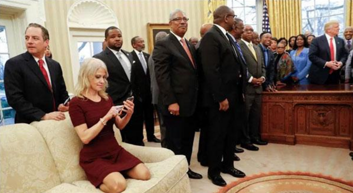 ٹرمپ کی مشیر جوتوں سمیت صوفے پر بیٹھ گئی ، شدید تنقید کا سامنا