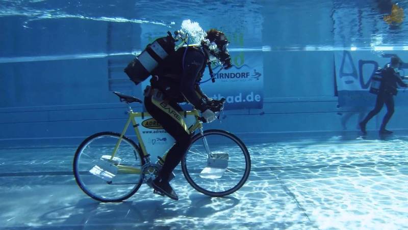 پانی میں 855 میٹر تک سائیکل چلانے کا عالمی ریکارڈ قائم 
