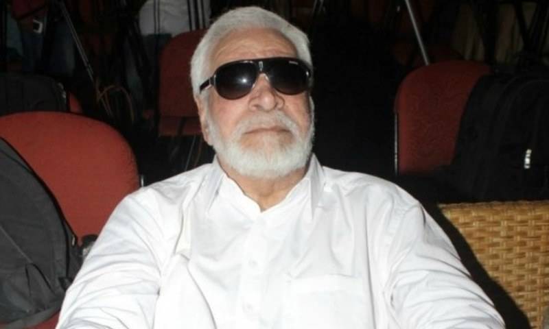 اداکار قادر خان غلط سرجری ہونے کے باعث وہیل چیئر کے پابند ہوگئے ہیں