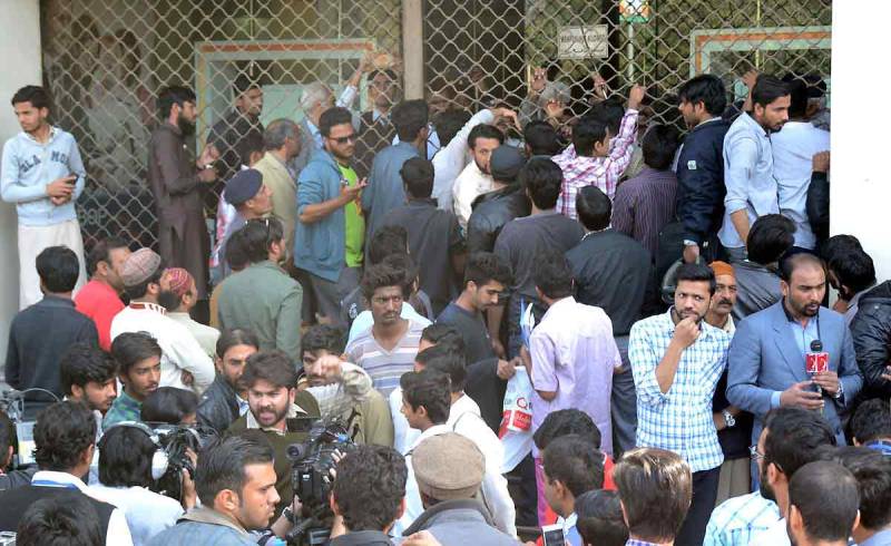 پی ایس ایل فائنل، ٹکٹ کے کیلئے دوسرے روز بھی بینکوں کے باہر رش