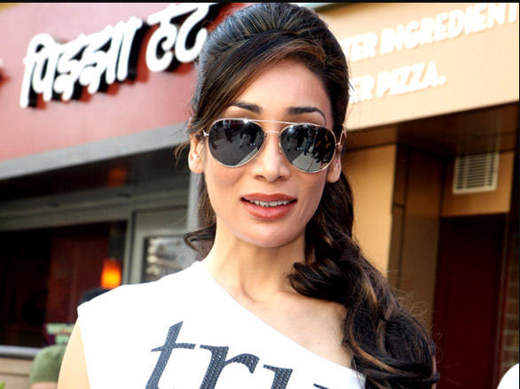 بالی ووڈ کی متنازعہ ماڈل گرل صوفیہ حیات نے منگنی کرلی