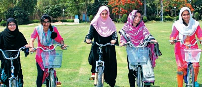 فیصل آباد کی کُڑیوں نے فائنل دیکھنے کی ٹھان لی