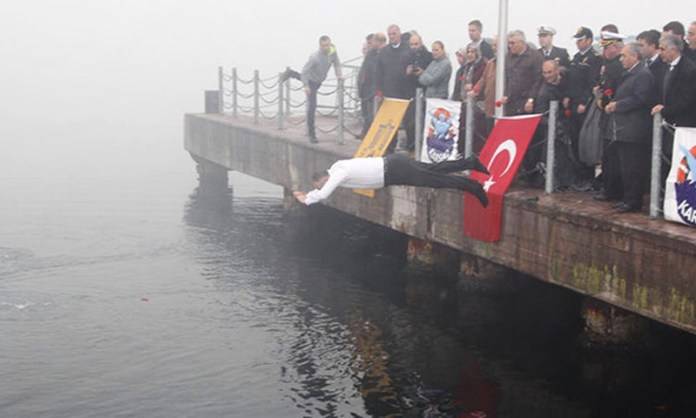 ترکی کے میئر نے ڈوبتی ہوئی خاتون کی جان بچالی
