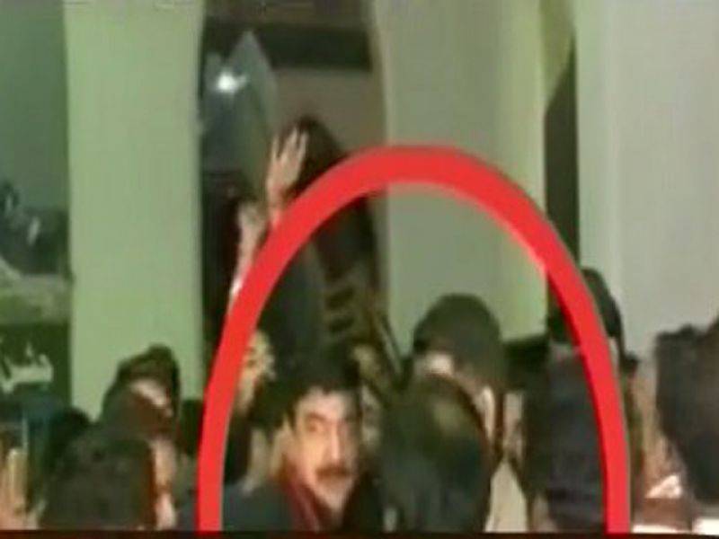 ریلوے سٹیشن پر معمر شخص نے شیخ رشید کو جوتا دے مارا 
