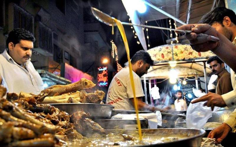 سپر لیگ فائنل غیر ملکی و ملکی کھلاڑیوں کو لاہور کا روایتی ناشتہ پیش کیا گیا 