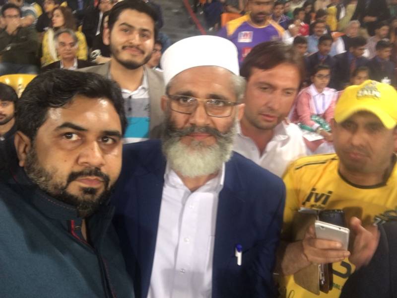 پی ایس ایل فائنل میں پشاور زلمی کو سپورٹ کرنے کےلیئے سراج الحق آگئے 