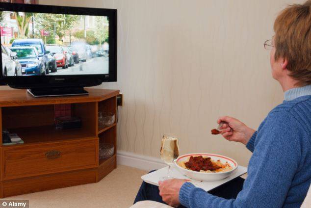 ماہرین نے ٹی وی کے سامنے بیٹھ کر کھانا کھانے والوں کو خبردار کر دیا 