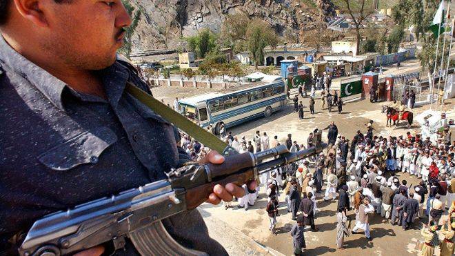 پشاور:طورخم بارڈ 18 روز بند رہنے کے بعد کھو ل دیا گیا 