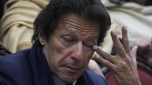 سوشل میڈیا پر بھی کپتان پر تنقید کا طوفان ،پھٹیچر ، ٹاپ ٹرینڈ بن گیا