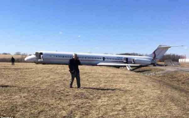 امریکا: ایئر پورٹ پر طیارہ رن وے سے اتر گیا، چند افراد زخمی