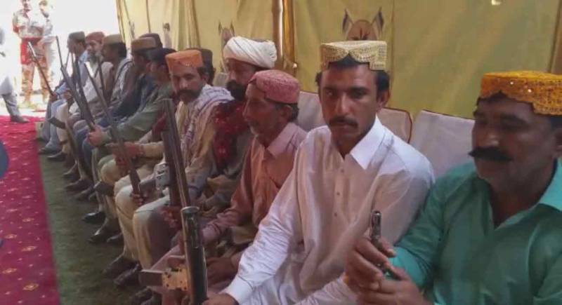 سکھر اور لاڑکانہ میں 16 شرپسندوں نے ہتھیار ڈال دیئے  
