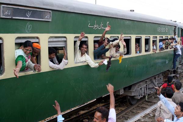 مسافروں کیلئے خوشخبری، 23 ٹرینوں کے کرائے میں کمی کا اعلان 