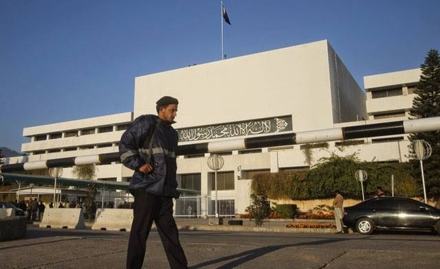 سپریم کورٹ نے تیرہ سال سے قید سزائے موت کے دو قیدیوں کو بری کر دیا