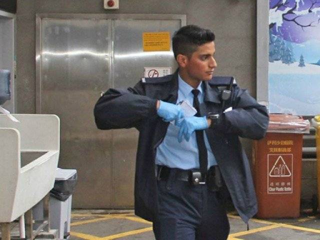 پاکستانی پولیس والا راتوں رات ہا نگ کانگ کا ”ہیرو“ بن گیا