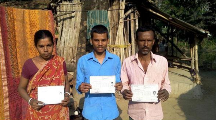 بھارت میں ماں،بیٹا اور باپ اکھٹے امتحان دینے آگئے 