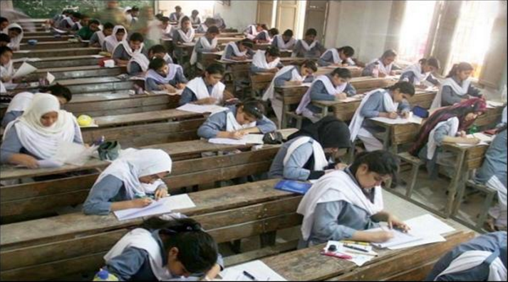 سکھر : ساتویں جماعت کے ہزاروں طالب علموں کو آٹھویں کا پرچا تھما دیا گیا