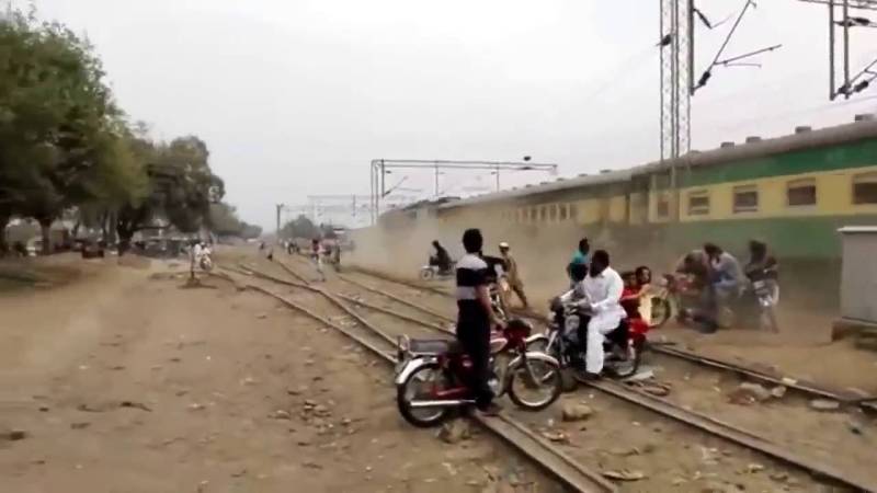 جہانیاں:ریلوے پھاٹک کراس کرنے کی کوشش ،کارٹرین کی زد میں آگئی