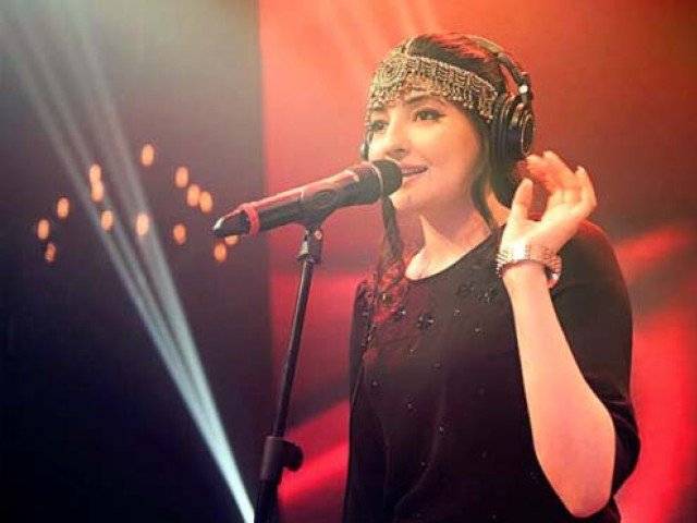 اے این پی کے صوبائی رہنما معروف گلوکارہ کے عشق میں مبتلا ہو گئے