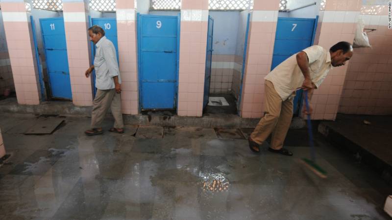 نریندر مودی مدارس میں بیت الخلا تعمیر کروائیں گے