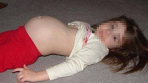 پہلی بار 11 سالہ لڑکی حاملہ ہو گئی ہے 