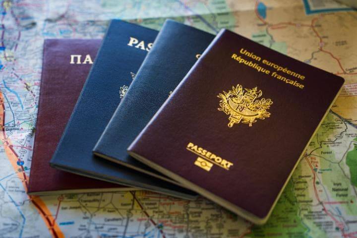 اگر آپ پاسپورٹ کے رنگوں کے پیچھے چھپی حقیقت سے انجان ہیں تو رپورٹ پڑھیں 