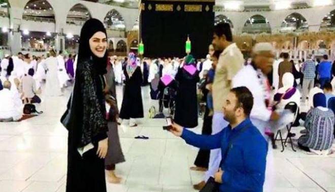ترک نیوز کاسٹر نے خانہ کعبہ کے سامنے منگیتر کو شادی کی انگوٹھی پیش کر دی