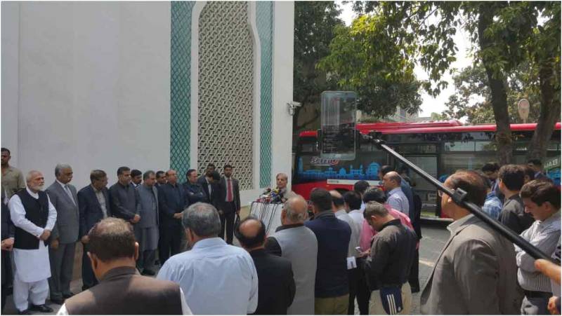 وزیر اعلیٰ پنجاب نے لاہور میں 200 فیڈر بسوں کا افتتاح کر دیا