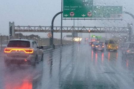 متحدہ عرب امارات میں طوفانی بارشیں، نظام زندگی درہم برہم 