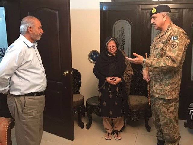 آرمی چیف کی شہید کیپٹن جنید کے گھر آمد، والدین سے ملاقات