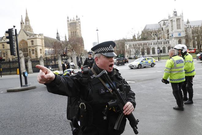 برطانوی پارلیمنٹ کے باہر فائرنگ سے 12 افراد زخمی